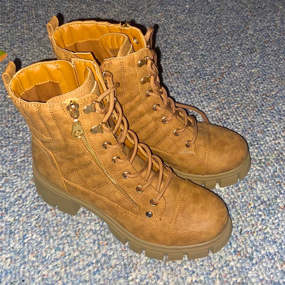 NWOT Women’s tan lace up work boot/hiking boots.  Size 6.5.